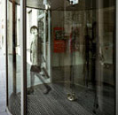 UNTER KIRSCHBUMEN GIBT ES KEINE FREMDEN  Foto-Glas-Installation  Sparkasse Eschwege-Witzenhausen, 2003