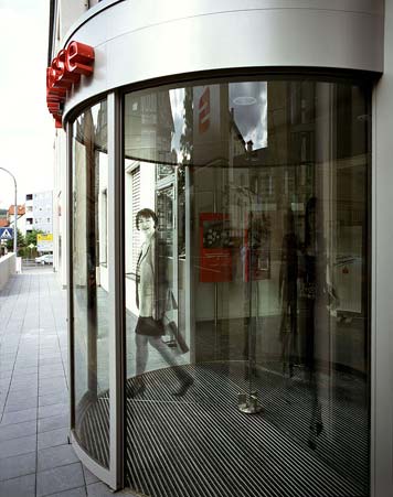 Sparkasse Eschwege-Witzenhausen, 2003, Haupteingang, Glas-Drehtre mit drei Einzelmotiven