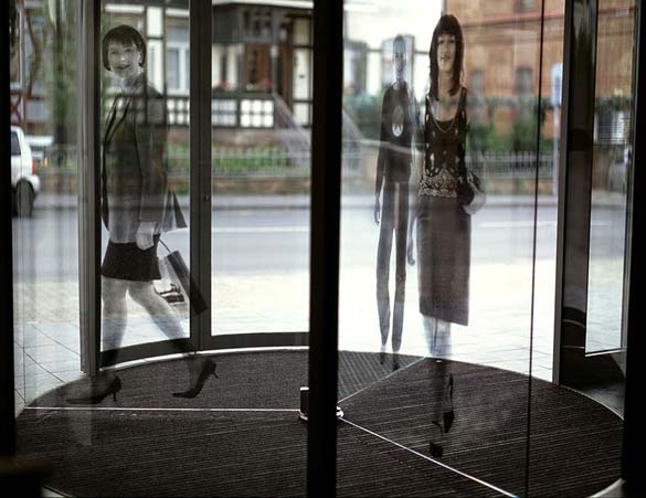 Sparkasse Eschwege-Witzenhausen, 2003, Haupteingang, Glas-Drehtüre mit drei Einzelmotiven